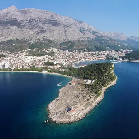 With A Parking Space - 15375 Makarska