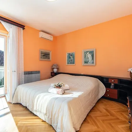 With A Parking Space - 15375 Makarska