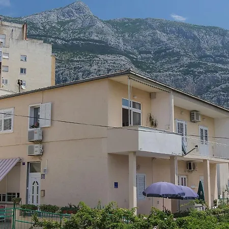 With A Parking Space - 15375 Makarska